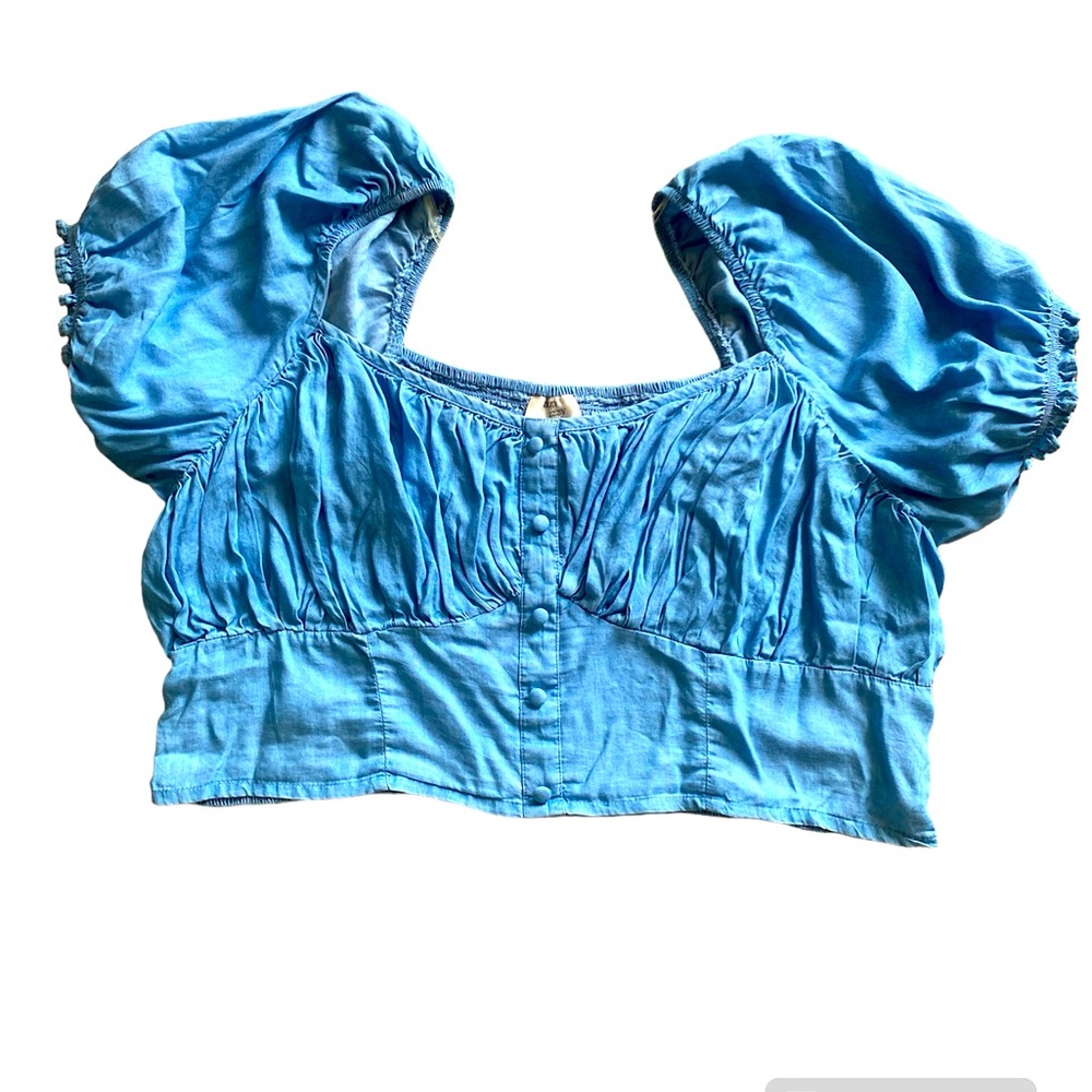 Used crop blue denim color in good condition no flaws no stains